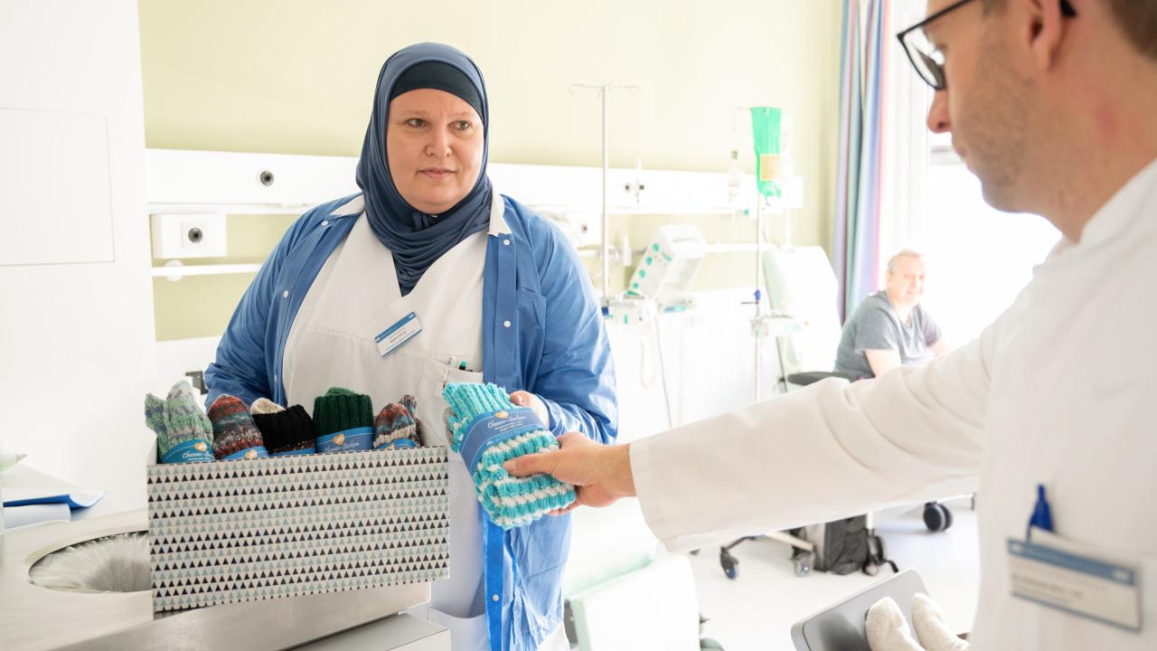 Wärme und Menschlichkeit in der Therapie – liebevoll gestrickte Chemosocken für unsere Patientinnen und Patienten. © 