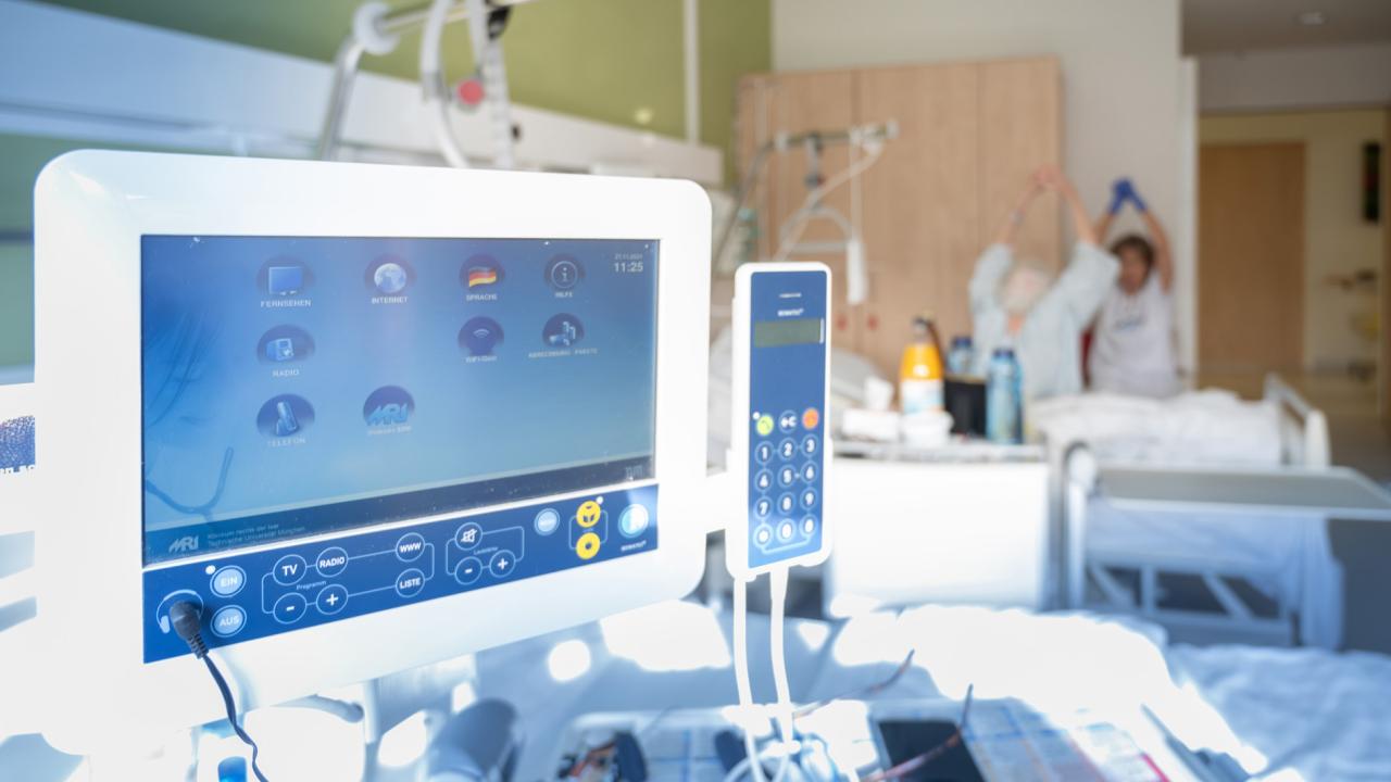 Mehr Komfort am TUM Klinikum München – Patientenbücherei und moderne Mediensysteme direkt am Patientenbett mit TV, Radio, Internet und Telefon.
 © 